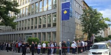 Pretendime për parregullsi në Konsullatën e Kosovës në New York, lista e VV-së shfaqet në ambientet e objektit