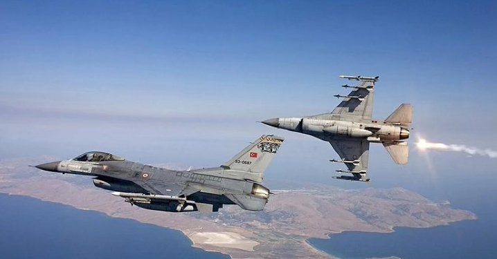Tension në Egje/ Turqia shkel 9 herë hapësirën ajrore greke, përplasje e izoluar mes avionëve