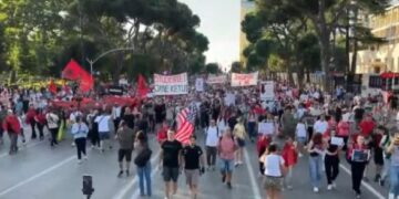 Protestuesit marshojnë drejt Kryeministrisë, thirrje për dorëheqjen e Ramës