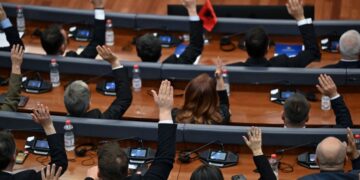 Analisti Vela “zbulon” si vota e diasporës pritet të ndryshojë mandatet në Kuvend