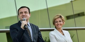 Renditje surprizuese për Mimoza Kusari-Lilën në Gjakovë – disa kolegë përpara saj