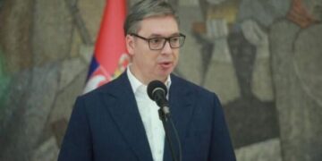 Vuçiqi paralajmëroi dorëheqjen, po paketon librat në Presidencë