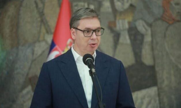 Vuçiqi paralajmëroi dorëheqjen, po paketon librat në Presidencë