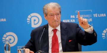 SHBA heq sanksionin “non grata” për Sali Berishën