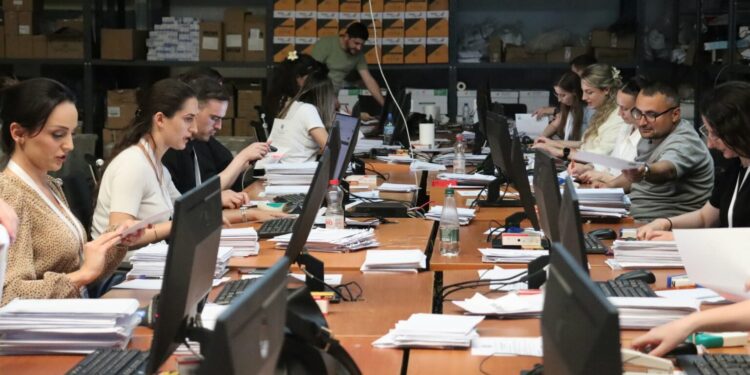 Verifikohen 23 mijë vota me postë, refuzohen 755 vota