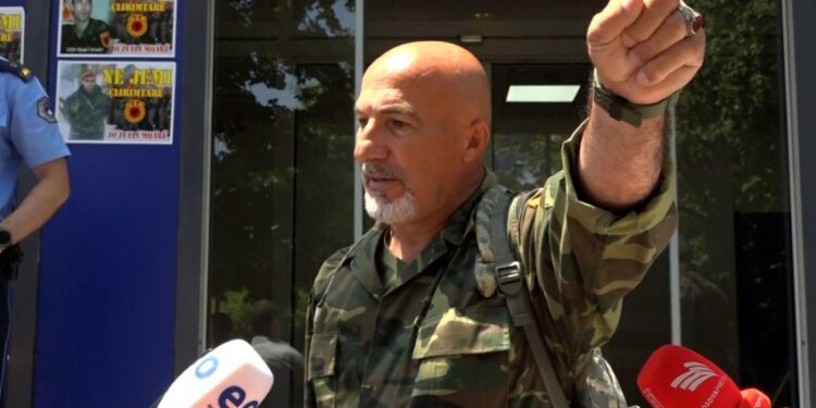 Veterani i UÇK-së vendos fotografitë e ish-krerëve që po mbahen në Hagë para Qeverisë: Jemi çlirimtarë, jo zullumqarë