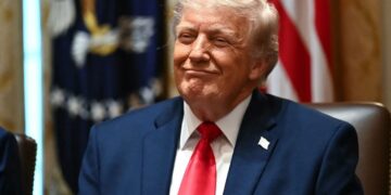 Trump kërcënon se SHBA do ta godasë Iranin sonte “shumë fort” dhe se do të marrë Ishullin Kharg