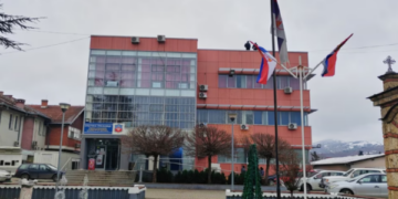Lirohen nga paraburgimi drejtorët e institucioneve serbe në Kosovë