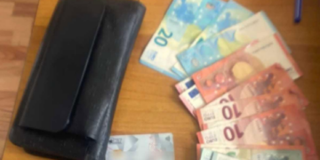 Qytetarja gjen portofolin me para dhe dokumente në Viti, e dorëzon në polici
