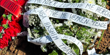 ‘‘U përjetësove me veprën tënde’’, Kurora e Hashim Thaçit mbi varrin e Sahit Jasharit: U prehsh në paqe, hero i UÇK-së
