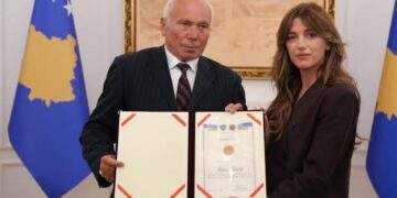 Haxhiu dekoron komandant Adem Shehin me ‘Urdhrin e Lirisë’