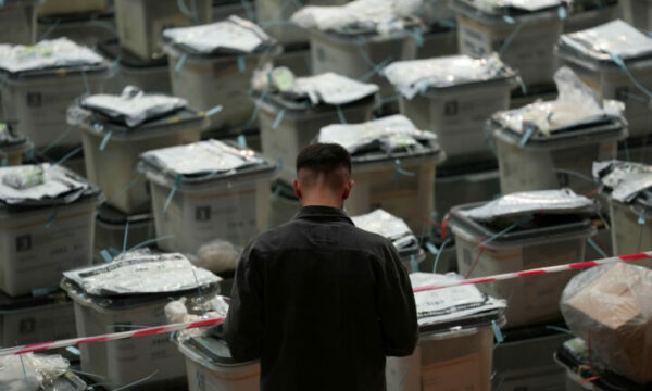 Numërimi i votave me postë shkon mbi 25%, VV e para, LDK performon më mirë se PDK e AAK