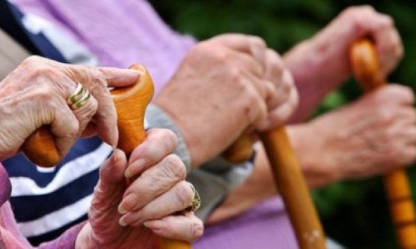 Pensionistët e vuajnë rritjen e çmimeve në Kosovë, nuk e arrijnë dot fundin e muajit me shpenzime