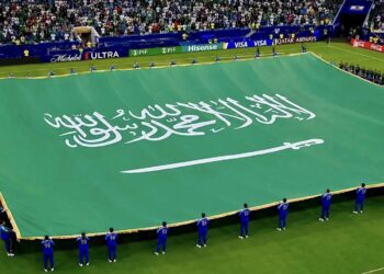 Flamuri i Arabisë Saudite u vendos, por nuk u shtri në fushë gjatë ceremonisë para ndeshjes me Uruguain!