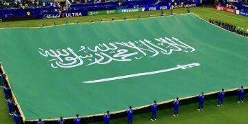 Flamuri i Arabisë Saudite u vendos, por nuk u shtri në fushë gjatë ceremonisë para ndeshjes me Uruguain!