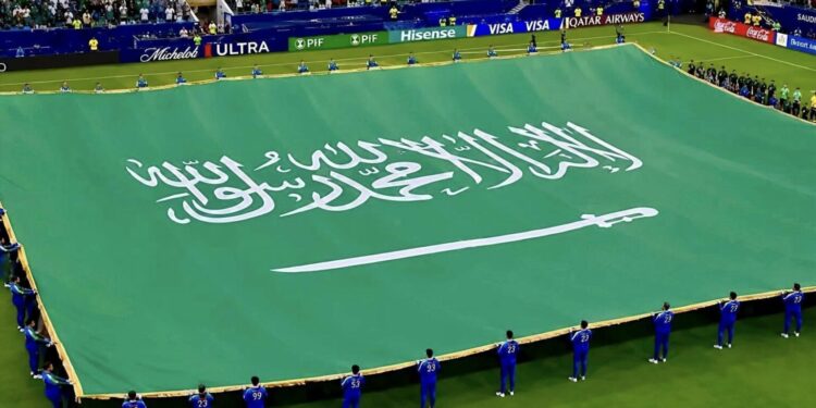 Flamuri i Arabisë Saudite u vendos, por nuk u shtri në fushë gjatë ceremonisë para ndeshjes me Uruguain!