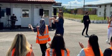 Koncert për gratë në burgun e Lipjanit, kënduan Leonora Jakupi dhe Asim Gashi