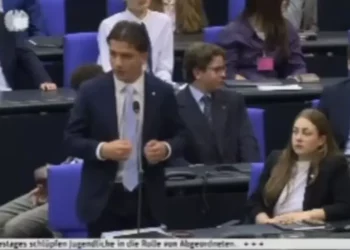 I riu nga Kosova, Adrian Simnica, mban fjalim në Bundestagun gjerman