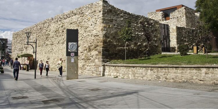 Vushtrria shënon Ditën e Çlirimit me homazhe, marsh dhe akademi solemne