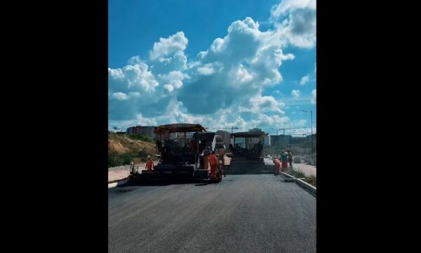 “Këtë projekt tri herë e ka blloku qeveria, tu na çu në gjykatë”, Përparim Rama publikon pamje nga asfaltimi i rrugës ‘A’