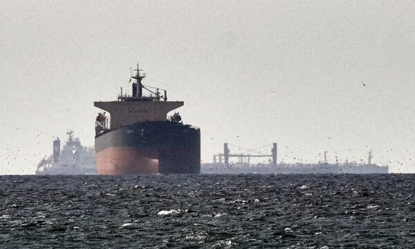 Dërgesat e naftës përmes Ngushticës së Hormuzit rriten dukshëm pas marrëveshjes SHBA-Iran