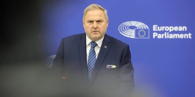 Raportuesi për Kosovën në Parlamentin Evropian me thirrje “urgjente” për partitë politike