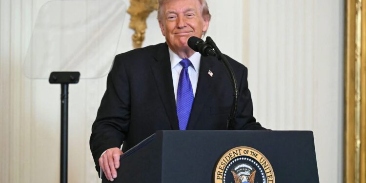 Avioni i ri i Trump/ Presidenti prezanton dhuratën luksoze nga Katari, pavarësisht polemikave