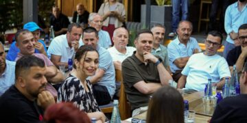 Abdixhiku ballafaqohet me të pakënaqurit veç përmes Facebook-ut, “kunjon” bashkëpartiakët