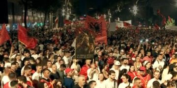 Protestuesit nisin rrethimin e Kryeministrisë në Tiranë: Sonte do ta gdhijmë këtu!