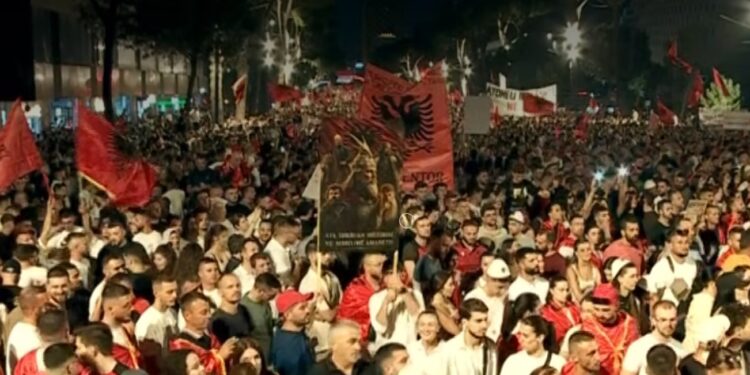 Protestuesit nisin rrethimin e Kryeministrisë në Tiranë: Sonte do ta gdhijmë këtu!