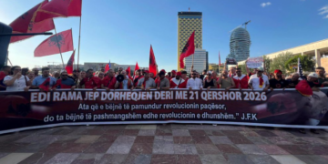 Diaspora shqiptare i bashkohet protestës në Shqipëri, “ultimatum” për Ramën