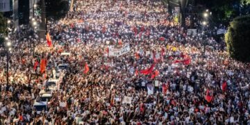Nis marshimi i protestuesve: Do rrethojmë Kryeministrinë. Afat Ramës dhe thirrje Berishës për dorëheqje, bashkohet ish-deputetja e PS