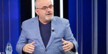 Artan Hoxha: Qeveria e majtë kujdesej për të pasurit, Rama kishte harruar që ishte kryeministër i Shqipërisë