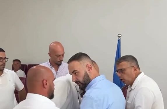 “Cila parti bre? Trus bon aty” – Përplasje e ashpër verbale mes asamblistëve të LDK-së dhe VV-së në Gjilan