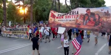 Dita e 27-të e protestës në Tiranë, qytetarët marshojnë nga sheshi ‘Skënderbej’ drejt Kryeministrisë