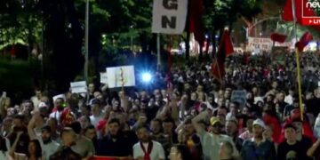 Protesta në Tiranë – Pas tubimit para Kryeministrisë, pjesëmarrësit marshojnë në rrugët e kryeqytetit