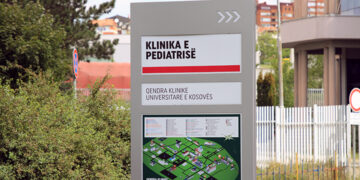 “Kemi fjetur në tokë, klimat nuk po i lëshojnë, mungon higjiena”-Prindi alarmon për gjendjen në Klinikën e Pediatrisë në QKUK