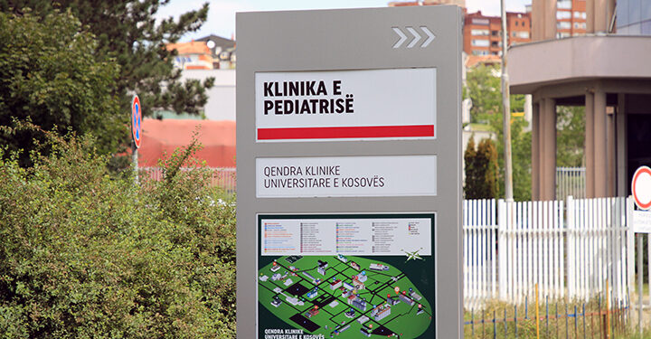 “Kemi fjetur në tokë, klimat nuk po i lëshojnë, mungon higjiena”-Prindi alarmon për gjendjen në Klinikën e Pediatrisë në QKUK