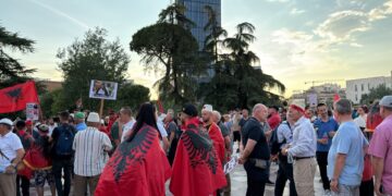Tiranë: Nis grumbullimi i protestuesve në sheshin ‘Skënderbej’