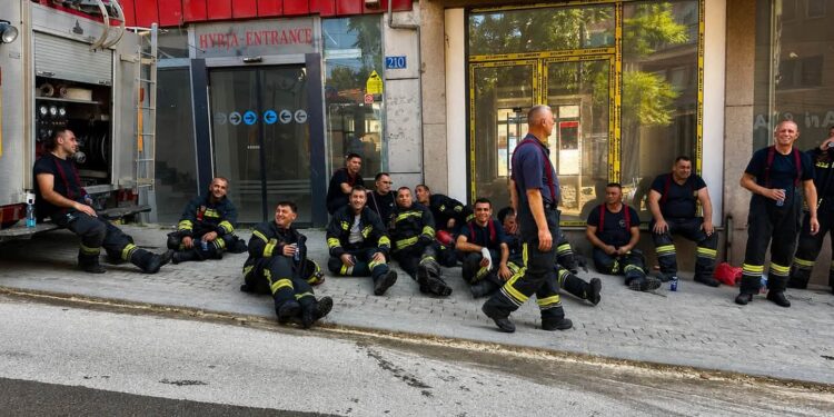 Zjarri i sotëm në një objekt në Prishtinë, komandanti i zjarrfikësve falënderon ‘heronjtë e ditës’