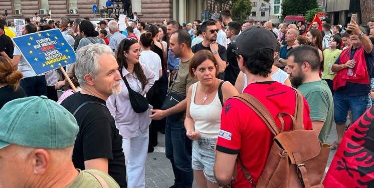Eurodeputetja Ilaria Salis i bashkohet protestës për dorëheqjen e Ramës: Mos lejoni oligarkët të vendosin për ju