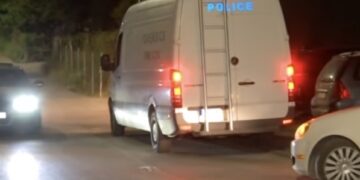 Vjehrri godet dhëndrrin me revole, dy të plagosur nga përleshja në Matiçan (VIDEO)