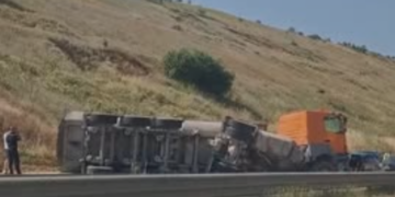 VIDEO/Rrokulliset kamioni në autostradë afër Malishevës, bllokohet qarkullimi dhe krijohen kolona