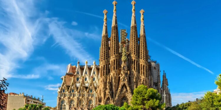 Pas 144 vitesh, përfundon ndërtimi i Sagrada Família