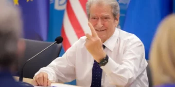 Sali Berisha flet për Zvernecin: Mbështesim investimin e huaj, Sazanin e kam ofruar unë dhe Nano