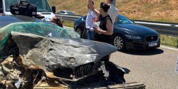 Vdes gruaja nga aksidenti në autostradë, në gjendje të rëndë burri i saj