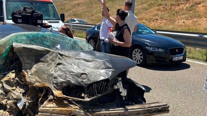 Vdes gruaja nga aksidenti në autostradë, në gjendje të rëndë burri i saj