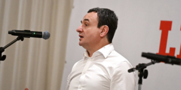 Pyetet për hapat që merren pas certifikimit, Kurti s’jep përgjigje: Jam vonë, më duhet të shkoj me shpejtësi