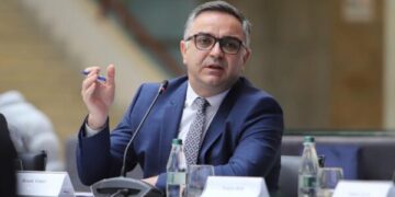 “Po na ndajnë në ne dhe ata”, Tahiri kritikon qasjen politike të Kurtit