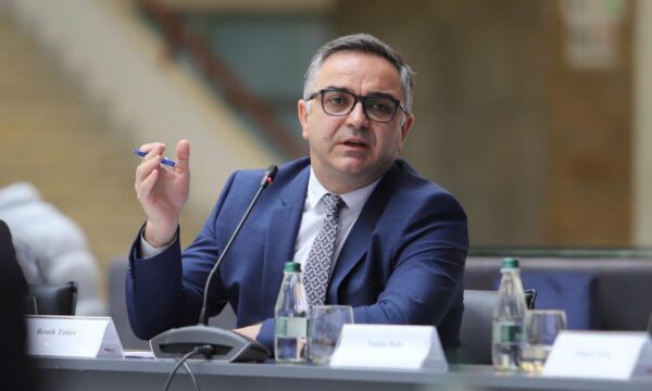 “Po na ndajnë në ne dhe ata”, Tahiri kritikon qasjen politike të Kurtit